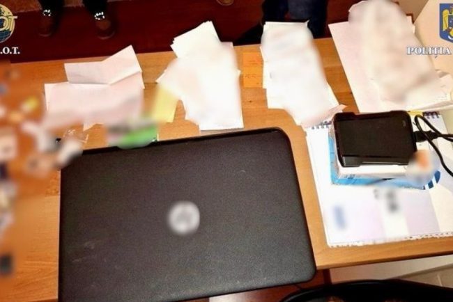 Perchezitii la romani acuzati de clonare carduri pentru benzinarii in Franta