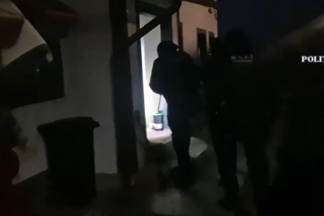 Aproape 100 de perchezitii in 12 judete si Capitala retea vizata pentru documente false romani straini