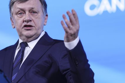 Crin Antonescu propune pensionarea magistratilor la 65 de ani