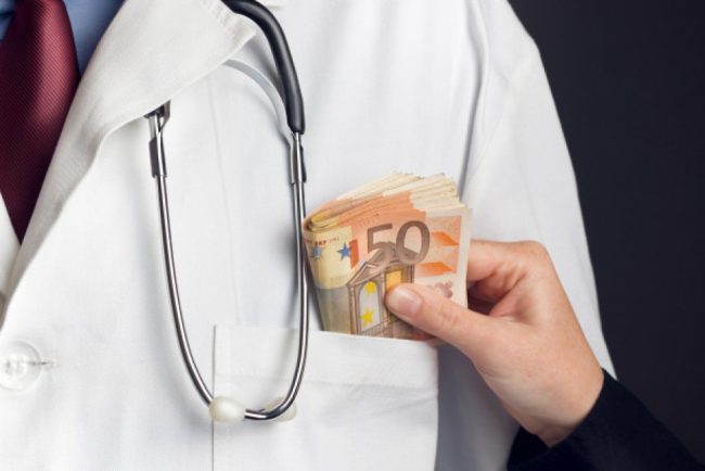 Medici ieseni acuzati de mita pentru operatii rapide