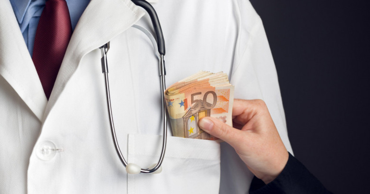 Medici ieseni acuzati de mita pentru operatii rapide