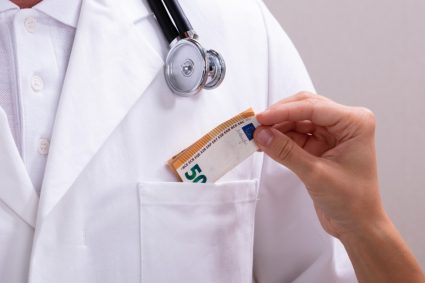 Perchezitii la spital din Targu Jiu si cabinet privat