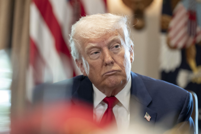 Administratia Trump suspenda noi programari pentru vize de studii