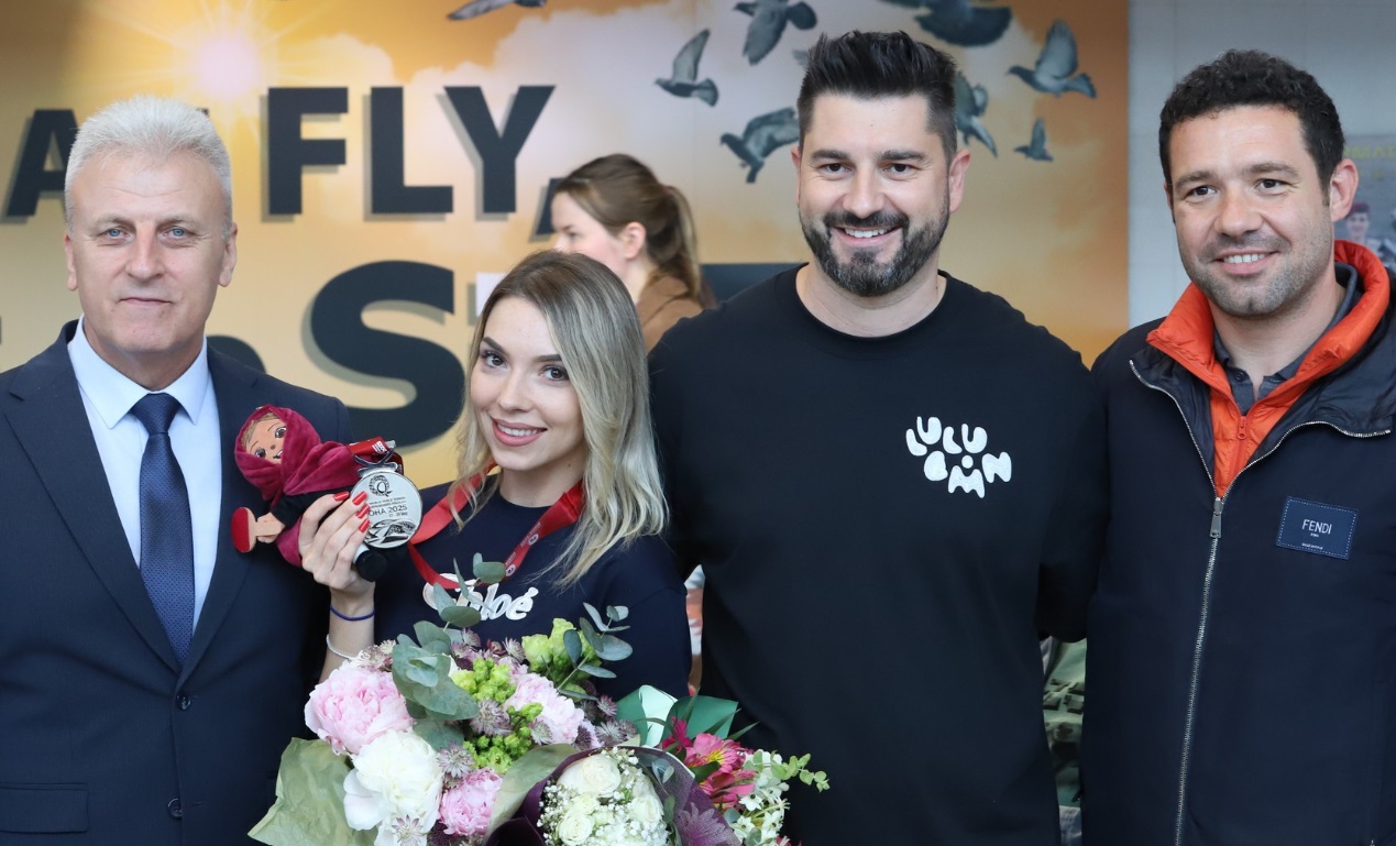 Bernadette Szocs a revenit in tara cu argintul mondial la tenis de masa