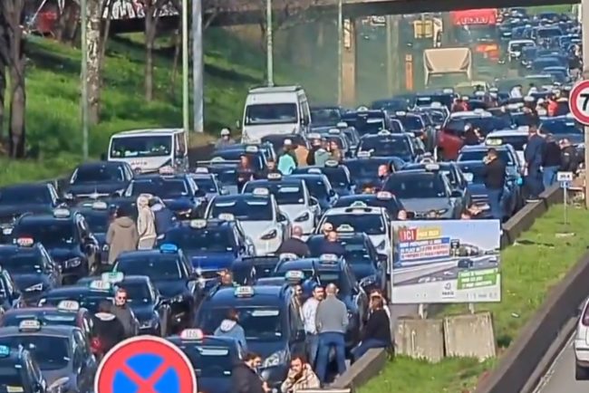 Franta Greva taximetristilor blocheaza gara din Paris