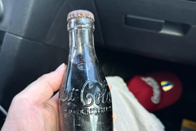 O sticla rara de Coca Cola gasita intr un anticariat