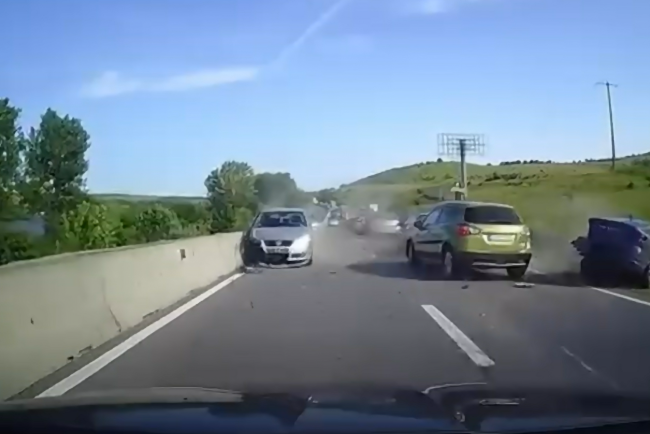 Accident LIVE la Tureni Cluj Soferita intra in colona