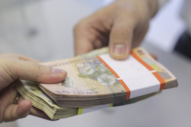 Cinci functioanri bancari suspectati de frauda cu credite