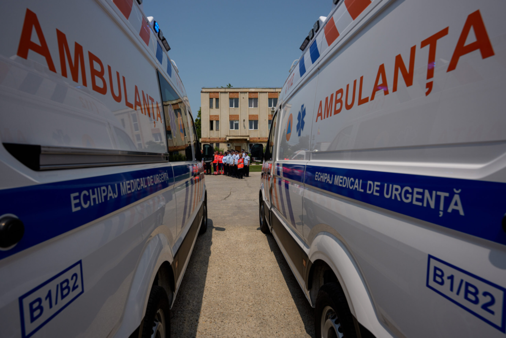 Cosmar Trei adulti si un copil pranzim in lift