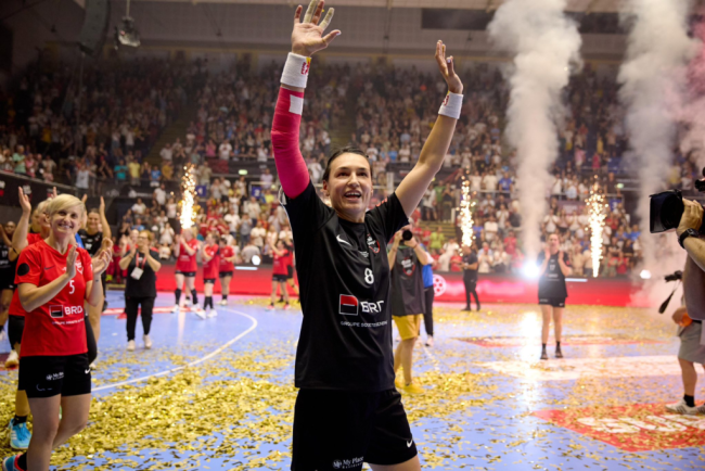 Cristina Neagu si a incheiat cariera la o gala cu presedintele