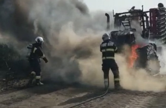 Incendiu la Cluj Tractor si baloti de fan ard