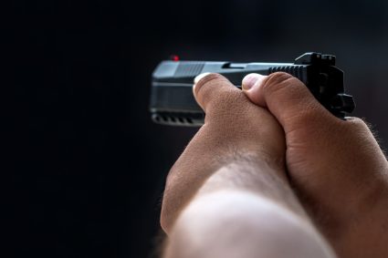 Inculpatii in dosare penale nu pot detine arme