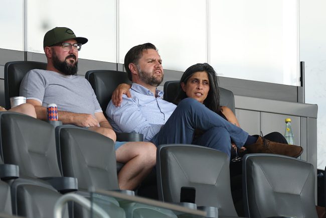 JD Vance la fotbal cu lunetistii Paza vicepresedintelui SUA