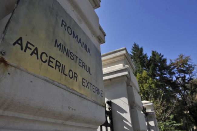 MAE 15 romani si familiile lor evacuati din Iran