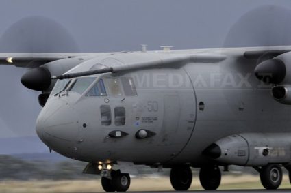 MApN 35 de romani repatriati din Israel cu avionul militar