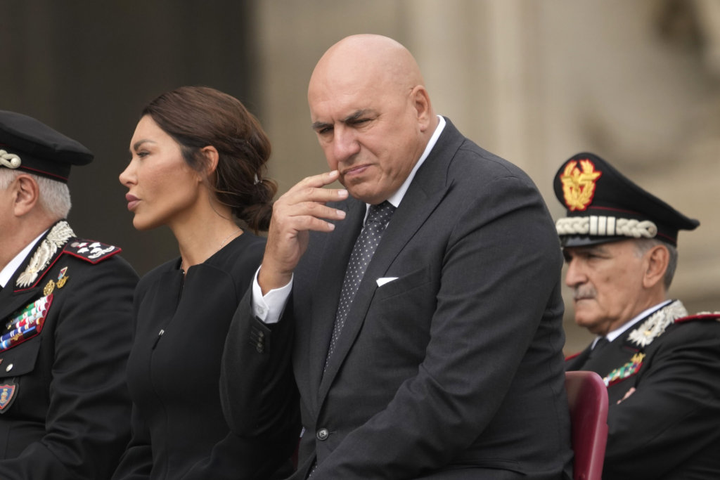 Ministrul italian al Apararii NATO nu mai are motive