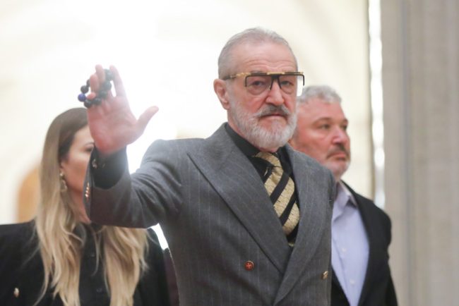 Patriarhul Daniel l a interzis pe Becali sa cante