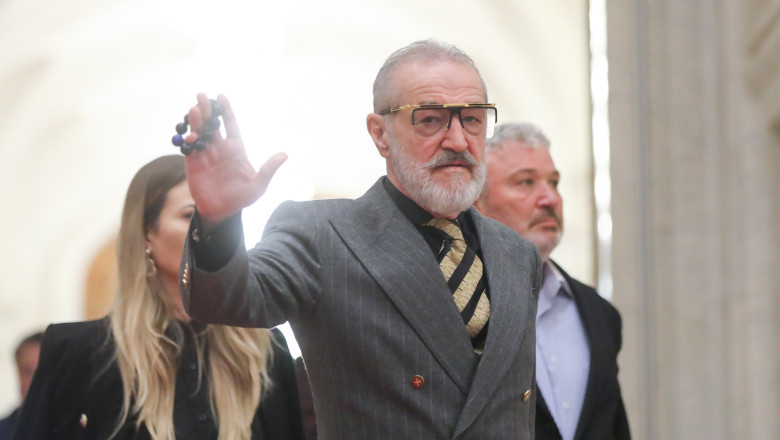 Patriarhul Daniel l a interzis pe Becali sa cante