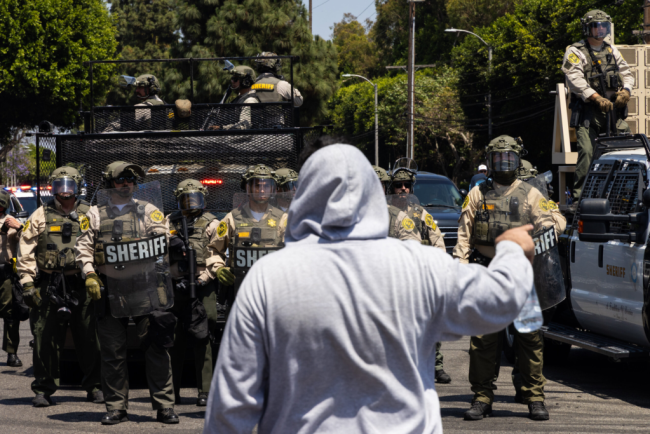 Proteste in LA Fotograful britanic ranit de gloante