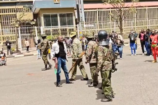 Proteste violente in Nairobi dupa moartea unui blogger