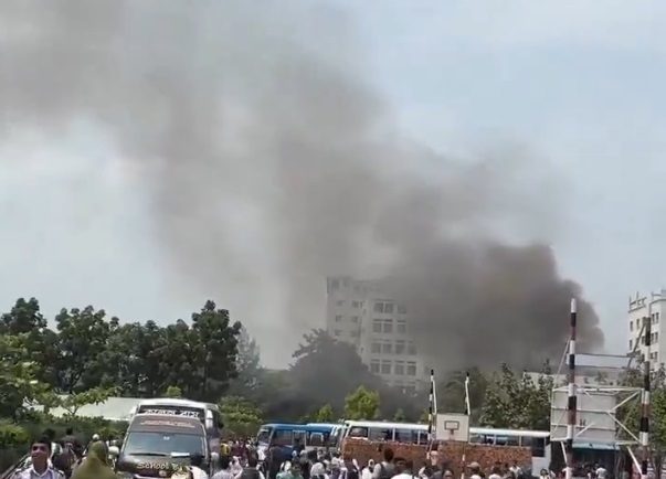 Avion militar din Bangladesh a cazut in Dhaka