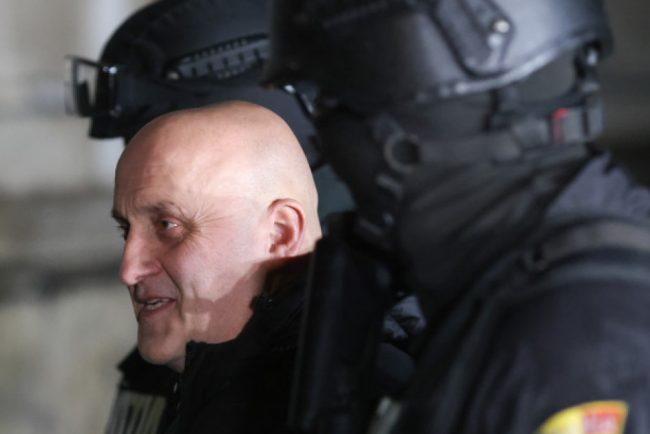 Inca o luna de arest pentru mercenari liderul lipsa