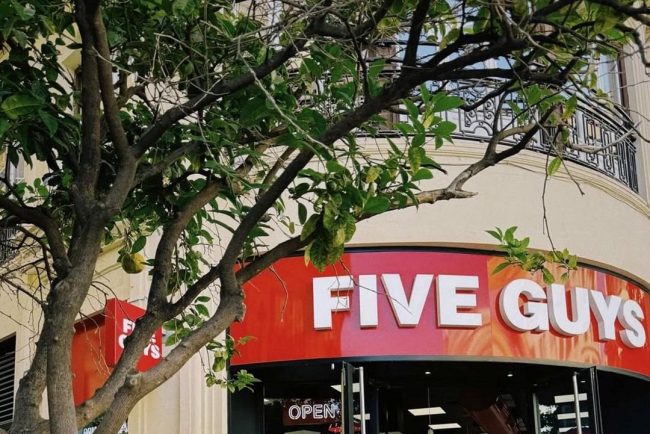 Lantul de burgeri Five Guys se extinde in Europa