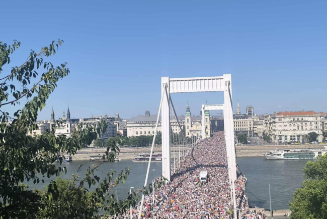 Zeci de mii de oameni au ignorat interdictia marsului Pride