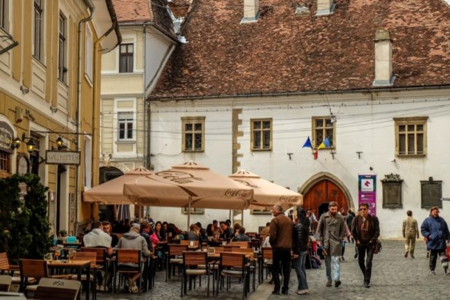 cuplu vizitator in cluj cauta sugestii locale