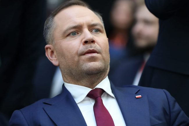Batalile huliganilor si afacerile controversate ameninta presedintele Poloniei