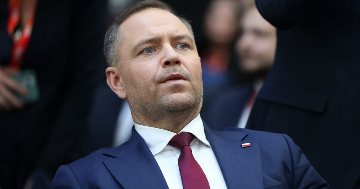 Batalile huliganilor si afacerile controversate ameninta presedintele Poloniei