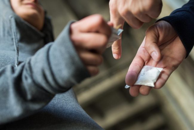 De la control rutier la percheziii droguri gasite in borcan si poseta