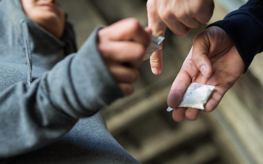 De la control rutier la percheziii droguri gasite in borcan si poseta