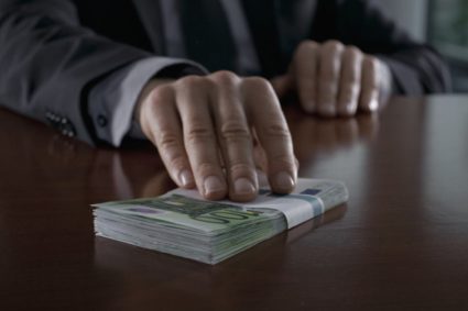 Doi policisti au primit 100000 euro si telefoane