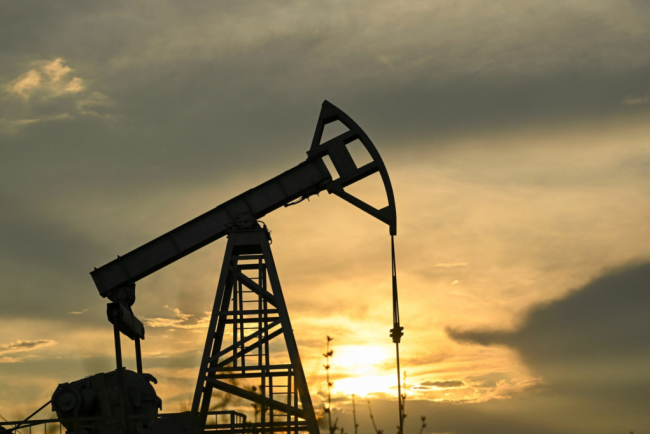 Pretul petrolului scade din cauza ridicarii sanciunilor Rusiei