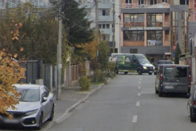 Trotuarele din Cluj Napoca sunt ocupate de masini