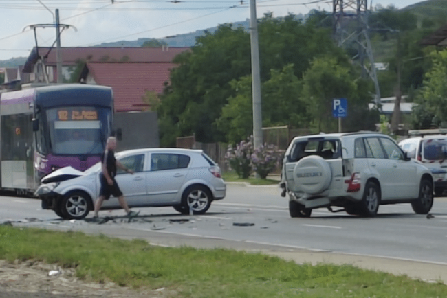 accident grav in cluj napoca doua masini se ciocnesc pe bulevardul muncii