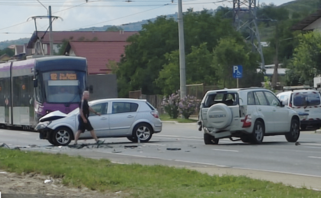 accident grav in cluj napoca doua masini se ciocnesc pe bulevardul muncii