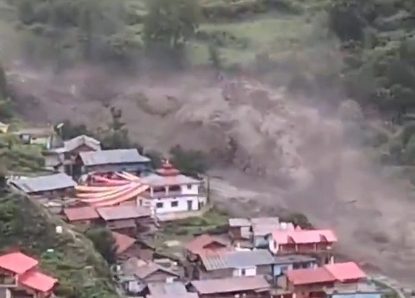 elicoptere militare mobilizate in himalaya pentru salvari