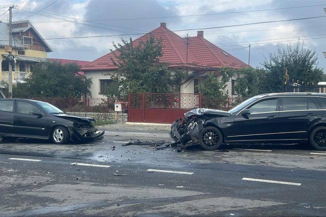 Accident intre un autotren si trei masini copil spitalizat