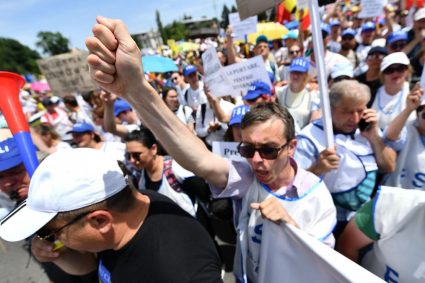 Bugetarii amenia cu grev general pentru concedieri