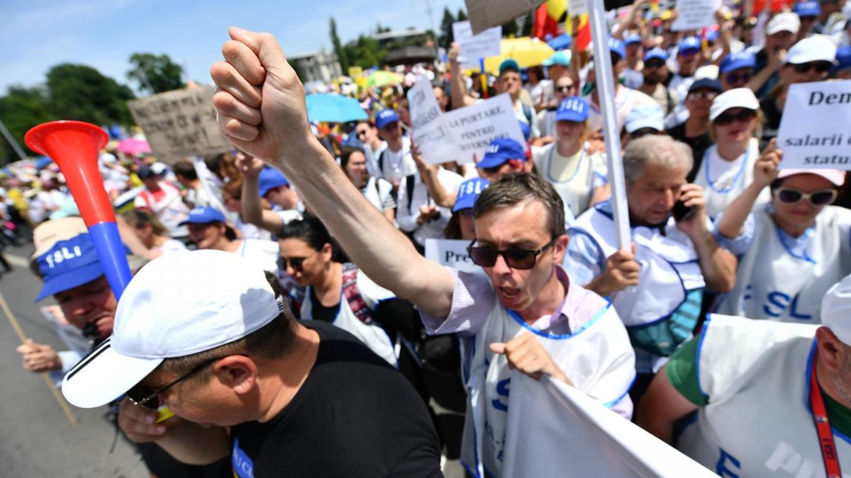 Bugetarii amenia cu grev general pentru concedieri