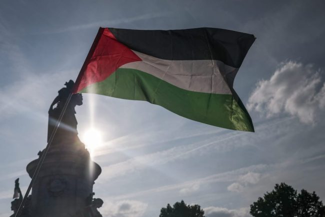Conflict pe fondul steagului in Franta Macron recunoaste Palestina