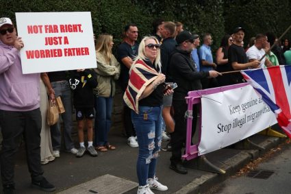 Farage este pe terren delicat in timpul protestelor anti migranti
