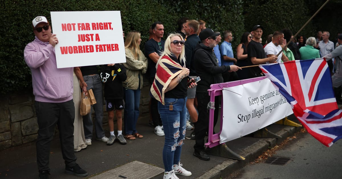 Farage este pe terren delicat in timpul protestelor anti migranti