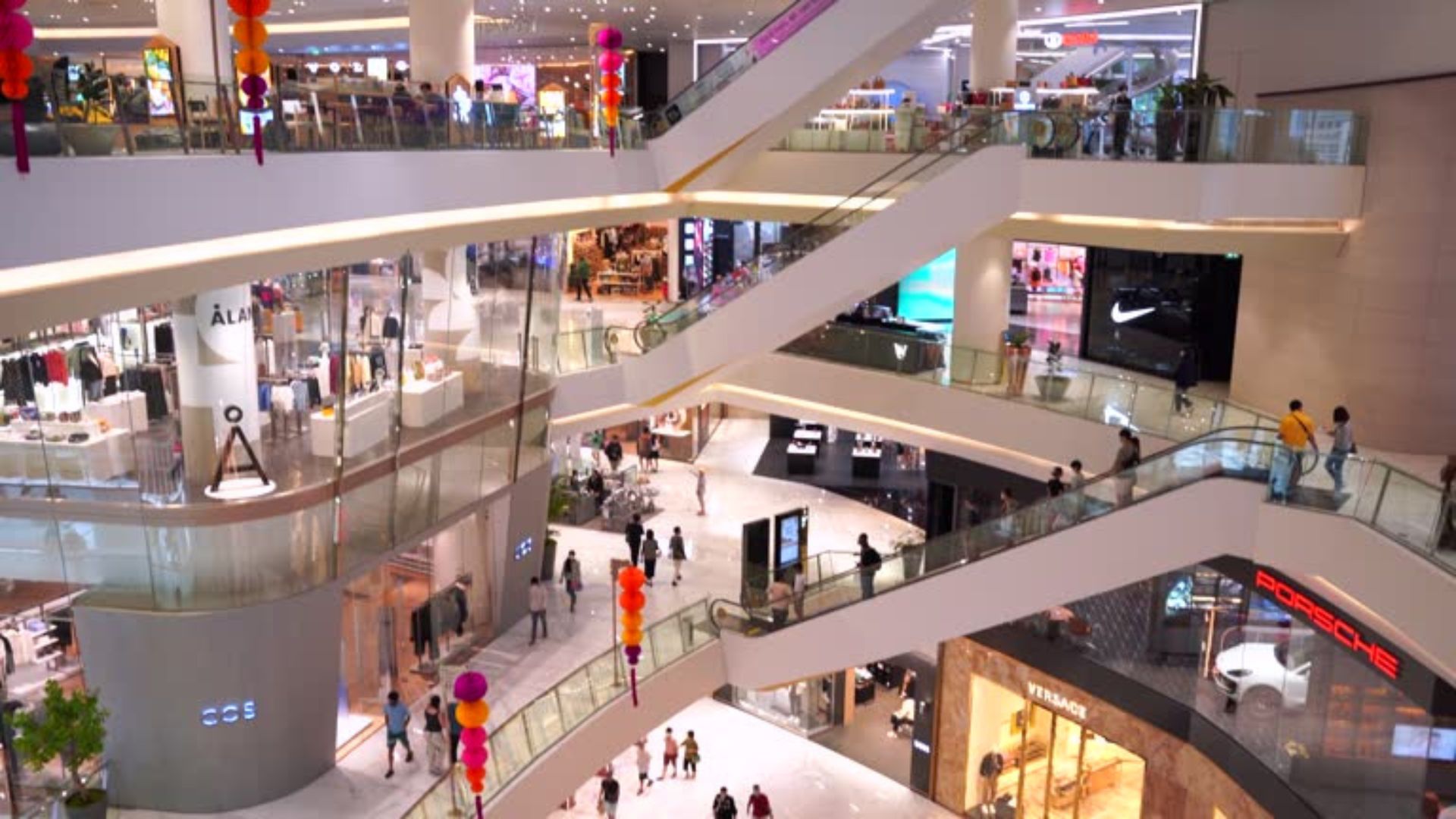 Femeie interzisa in mall uri din Cluj Napoca timp de trei ani