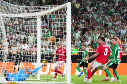 Fotbal Europa League Dinamo Zagreb Fenerbahce 3 1 OGC Nice AS Roma 1 2 Steaua Rosie Belgrad