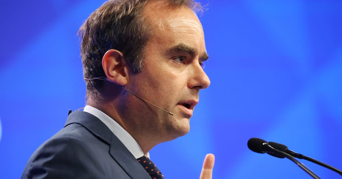 Macron este aproape de numirea lui Lecornu premier
