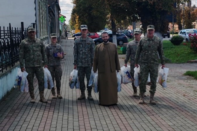 Militarii continua faptele bune Cadouri pentru copii