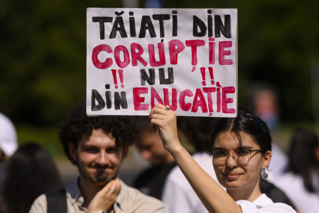 Noul an universitar incepe cu festivitati si proteste